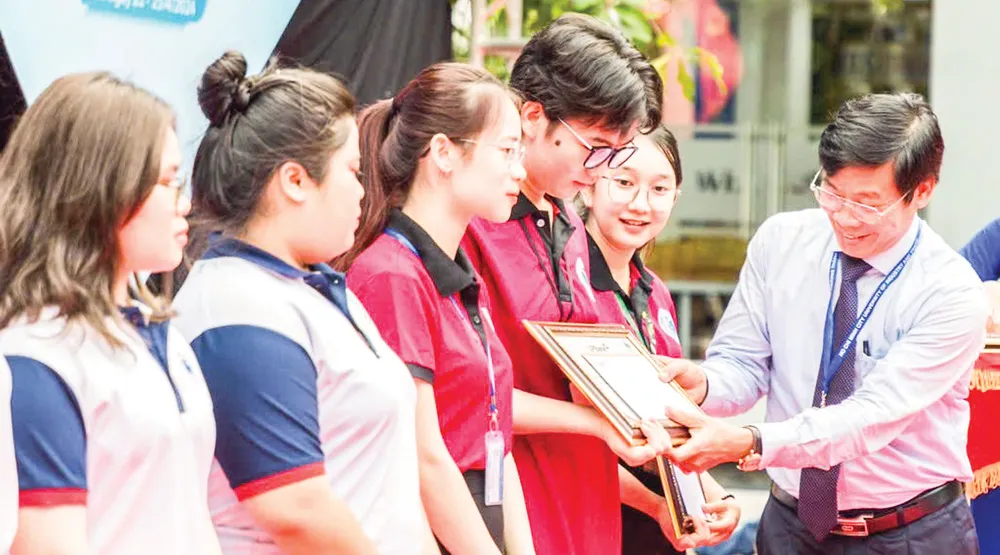 PGS-TS Nguyễn Xuân Hoàn, Hiệu trưởng Trường ĐH Công thương TPHCM trao học bổng cho sinh viên vượt khó học giỏi. Ảnh: THANH HÙNG