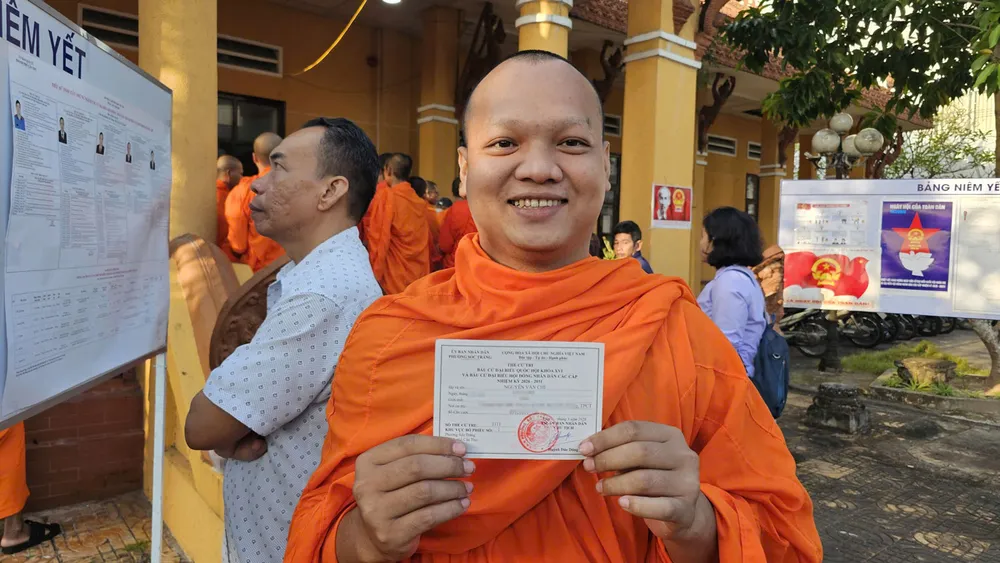 Tăng sinh Danh Tâm (Trường Bổ túc văn hóa Pali Trung cấp Nam Bộ, Sóc Trăng) tại điểm bầu cử. Ảnh: TUẤN QUANG