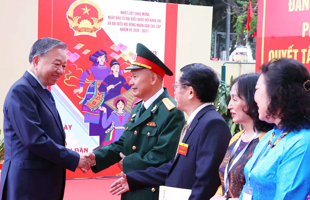 Tổng Bí thư Tô Lâm với cử tri tại Khu vực bỏ phiếu số 02 phường Ba Đình, thành phố Hà Nội. Ảnh: TTXVN