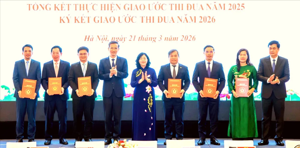 Chủ tịch Ủy ban Trung ương MTTQ Việt Nam Bùi Thị Minh Hoài (giữa) chúc mừng đại diện các thành phố tại lễ ký kết giao ước thi đua 2026 