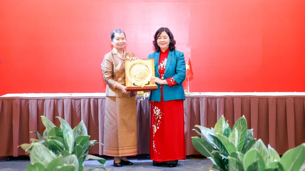 Chủ tịch Ủy ban Trung ương MTTQ Việt Nam Bùi Thị Minh Hoài (phải) và Chủ tịch Hội đồng quốc gia Mặt trận Đoàn kết phát triển Tổ quốc Campuchia Men Sam An trao quà lưu niệm gắn kết quan hệ giữa mặt trận hai nước