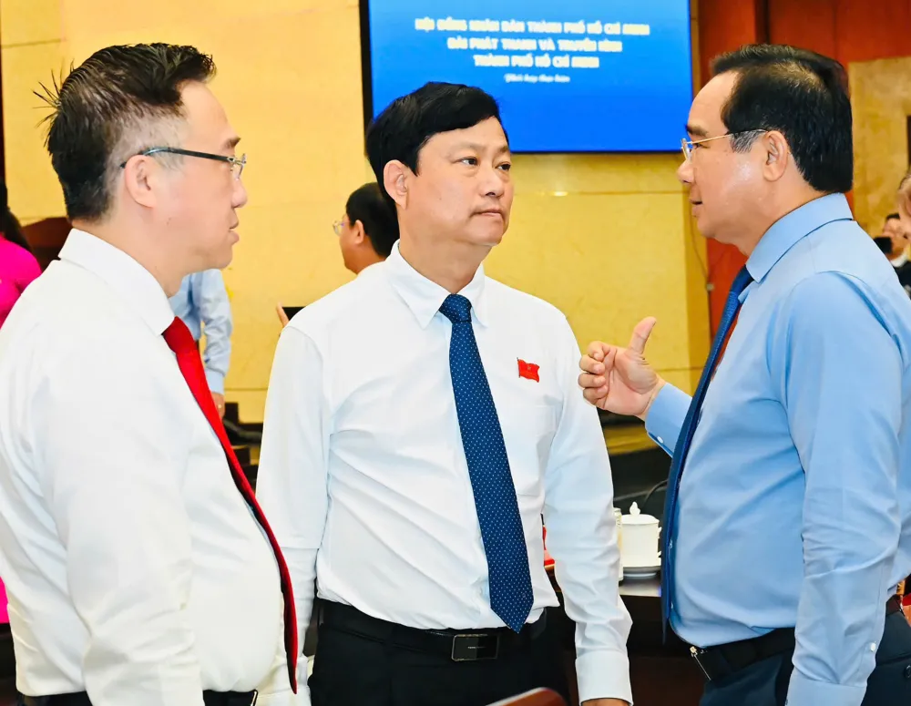 Chủ tịch UBND TPHCM Nguyễn Văn Được trao đổi cùng Chủ tịch HĐND TPHCM Võ Văn Minh và Phó Bí thư Thành ủy TPHCM Đặng Minh Thông tại kỳ họp HĐND TPHCM thường lệ cuối năm 2025. Ảnh: VIỆT DŨNG