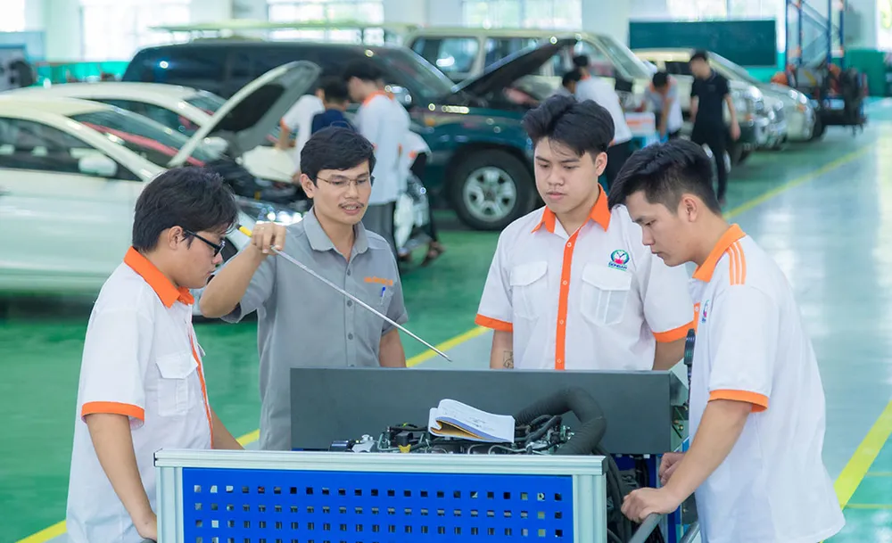 Sinh viên Trường Cao đẳng công nghệ cao Đồng An (TPHCM) trong giờ thực hành