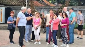 Khách du lịch tại Văn Miếu- Quốc Tử Giám (Hà Nội)