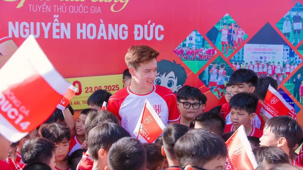 Hoàng Đức với hình ảnh quen thuộc cùng các hoạt động thiện nguyện, bóng đá cộng đồng trong thời gian qua.