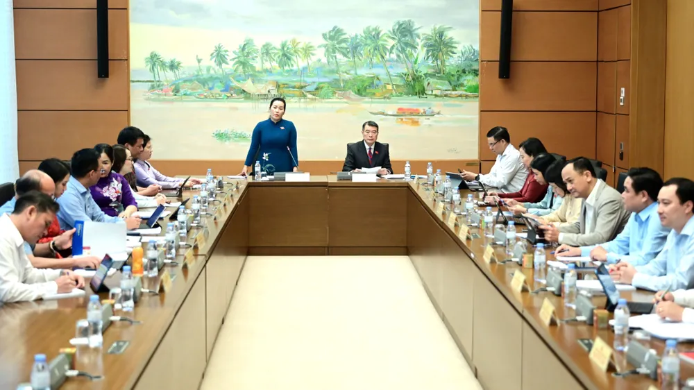 Các đại biểu Quốc hội thảo luận tại tổ, chiều 9-4. Ảnh: ĐỖ TRUNG