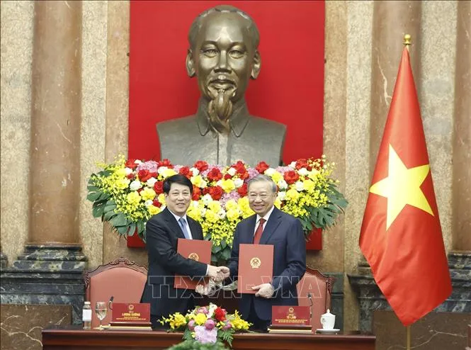 Tổng Bí thư, Chủ tịch nước Tô Lâm và đồng chí Lương Cường, nguyên Ủy viên Bộ Chính trị, nguyên Chủ tịch nước tại lễ bàn giao. Ảnh: Thống Nhất/TTXVN