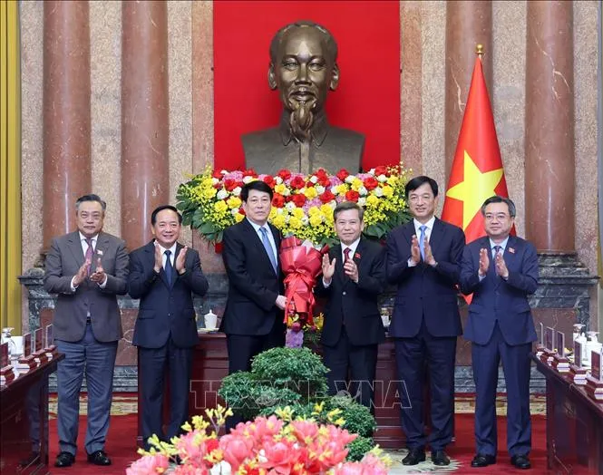 Các đồng chí Ủy viên Bộ Chính trị chúc mừng nguyên Chủ tịch nước Lương Cường. Ảnh: Lâm Khánh/TTXVN