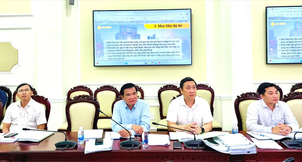 Các đại biểu tham dự phiên khảo sát