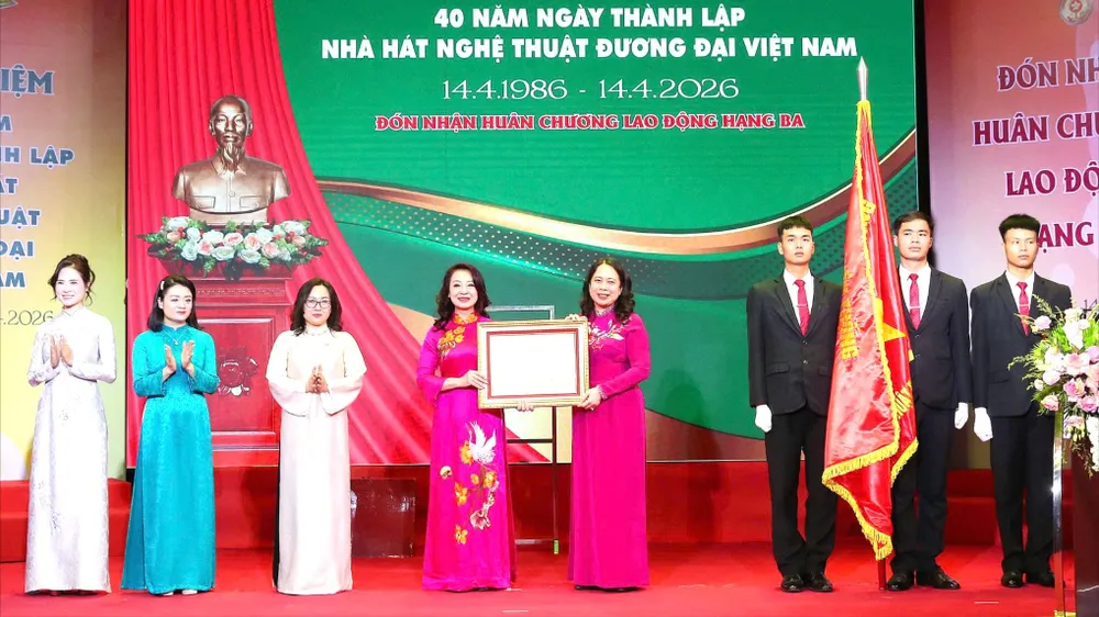 Phó Chủ tịch nước Võ Thị Ánh Xuân đã trao Huân chương Lao động hạng Ba cho Nhà hát Nghệ thuật Đương đại Việt Nam. Ảnh: TRẦN HUẤN