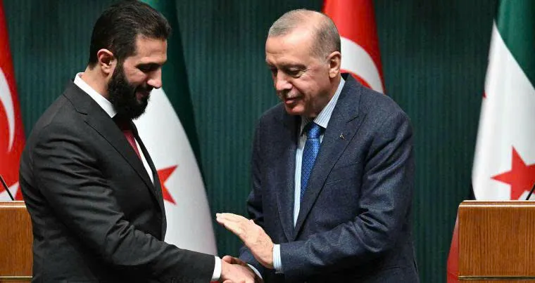 Tổng thống Thổ Nhĩ Kỳ Recep Tayyip Erdoğan tiếp Tổng thống lâm thời Syria Ahmed al-Sharaa, năm 2025. Ảnh: ARAB WEEKLY