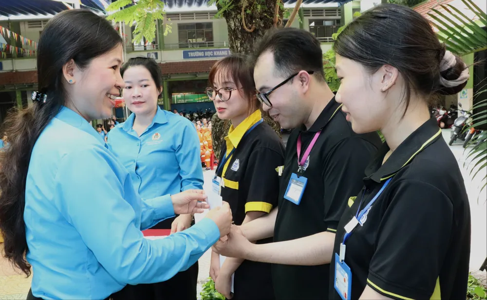 Chủ tịch Công đoàn phường Bàn Cờ Trương Võ Thùy Mỵ trao quà cảm ơn người lao động