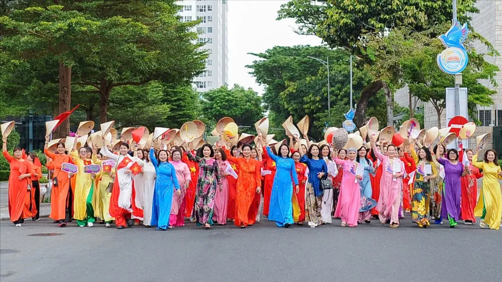 Chương trình diễu hành áo dài mang chủ đề “Dấu ấn Đà Nẵng - Hội tụ sông Hàn” diễn ra vào sáng 25-4