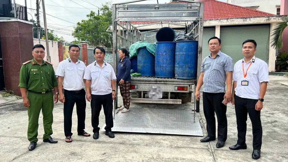 Lực lượng chức năng phát hiện xe tải chở hơn 1,4 tấn heo bốc mùi hôi thối