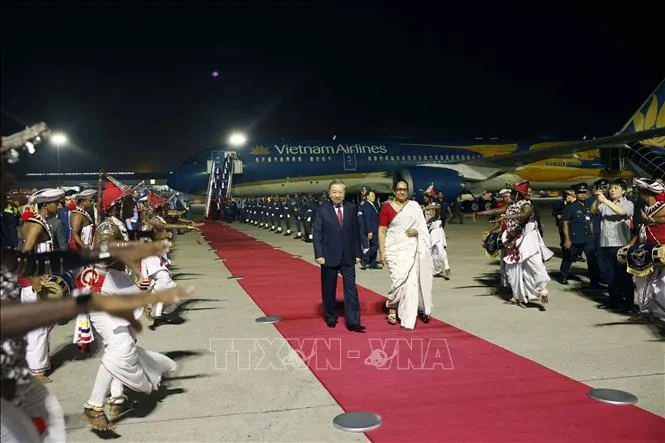 Thủ tướng Sri Lanka Harini Amarasuriya đón Tổng Bí thư, Chủ tịch nước Tô Lâm tại sân bay quốc tế Bandaranaike. Ảnh: Thống Nhất/TTXVN