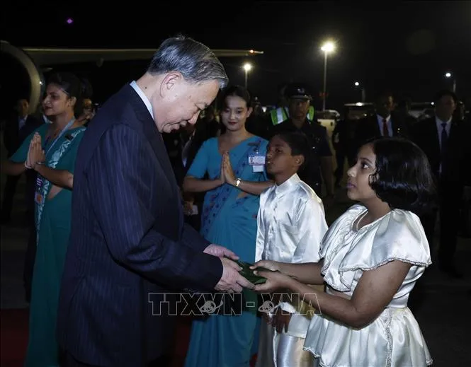 Tổng Bí thư, Chủ tịch nước Tô Lâm tại sân bay quốc tế Bandaranaike. Ảnh: Thống Nhất/TTXVN