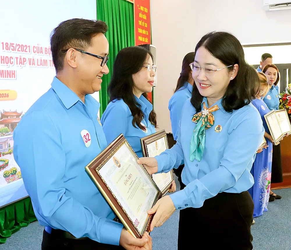 Phó Chủ tịch Liên đoàn Lao động TPHCM Nguyễn Kim Loan trao bằng khen đến tập thể tiêu biểu tại hội nghị sơ kết 5 năm thực hiện Kết luận 01-KL/TW ngày 18-5-2021 của Bộ Chính trị, ở đặc khu Côn Đảo (TPHCM), ngày 7-5-2026. Ảnh: THÁI PHƯƠNG