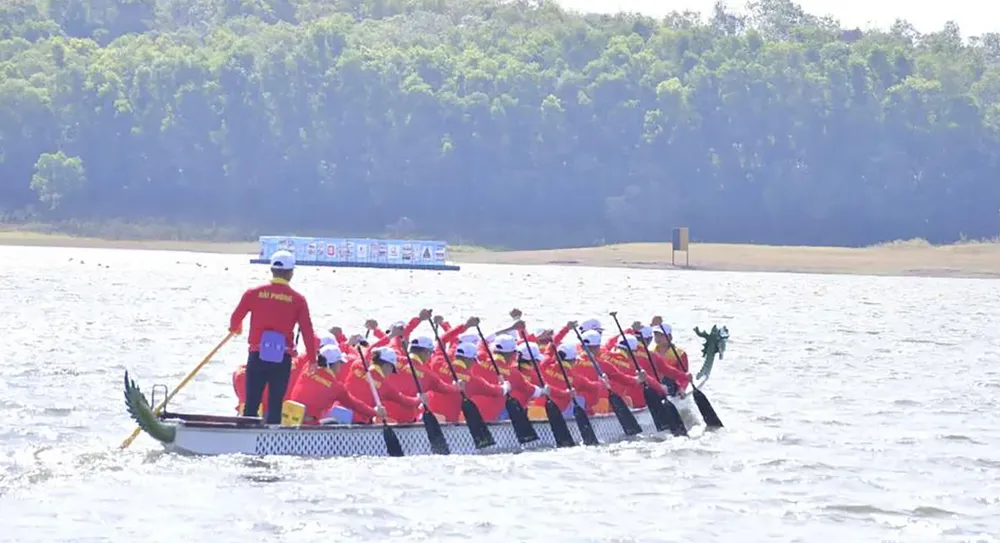 Thi đấu cự ly 500m tại Giải đua thuyền truyền thống các tay chèo xuất sắc quốc gia 2026 tại hồ Đá Bàng (xã Nghĩa Thành, TPHCM). Ảnh: TRÚC GIANG
