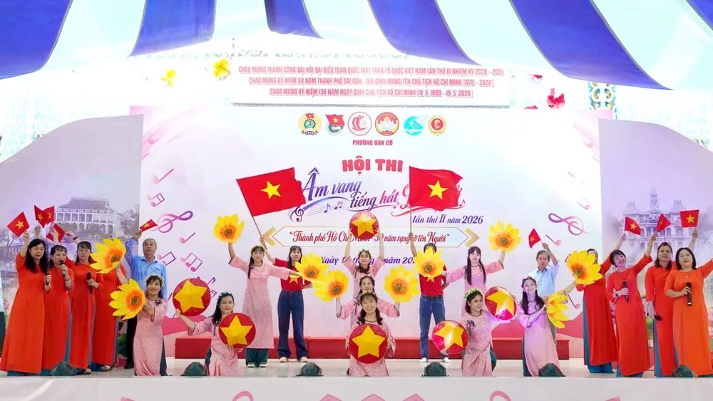 Trường tiểu học Nguyễn Thiện Thuật biểu diễn bài hát “Mùa xuân trên Thành phố Hồ Chí Minh”. Ảnh: THÚY BÌNH