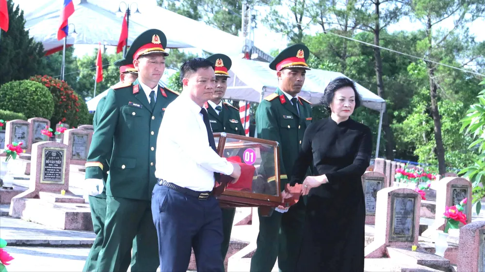 Phó Thủ tướng Phạm Thị Thanh Trà, lãnh đạo tỉnh Nghệ An cùng các đại biểu di chuyển hài cốt liệt sĩ về nơi an nghỉ cuối cùng 