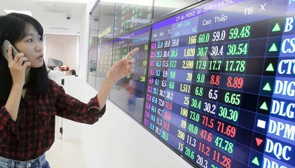 Nhà đầu tư theo dõi diễn biến thị trường chứng khoán tại một công ty chứng khoán ở TPHCM. Ảnh: HOÀNG HÙNG