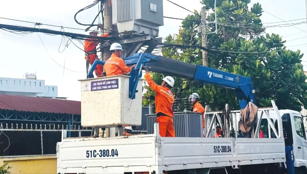 Các đơn vị điện lực đang tăng cường nhân lực ứng phó sự cố do nắng nóng ở miền Bắc và miền Trung. Ảnh: EVN