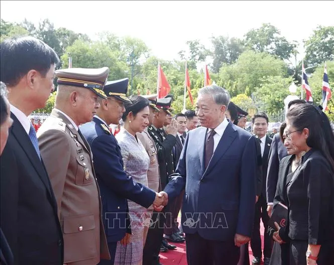 Tổng Bí thư, Chủ tịch nước Tô Lâm với thành viên đoàn đại biểu cấp cao Thái Lan dự Lễ đón. Ảnh: Thống Nhất/TTXVN