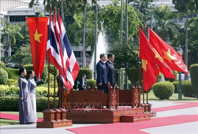 Tổng Bí thư, Chủ tịch nước Tô Lâm và Thủ tướng Thái Lan Anutin Charnvirakul trên bục danh dự, nghe Quân nhạc cử Quốc thiều hai nước. Ảnh: Thống Nhất/TTXVN