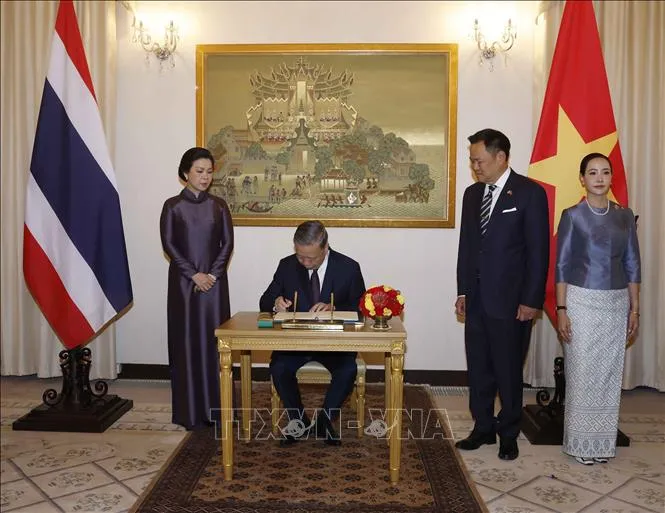 Tổng Bí thư, Chủ tịch nước Tô Lâm ký sổ lưu niệm. Ảnh: Thống Nhất/TTXVN