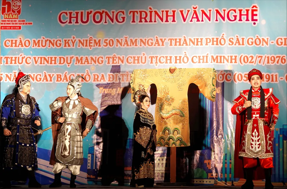 Các nghệ sĩ Nhà hát Cải lương Trần Hữu Trang biểu diễn trích đoạn cải lương "Thái hậu Dương Vân Nga". Ảnh: THÚY BÌNH