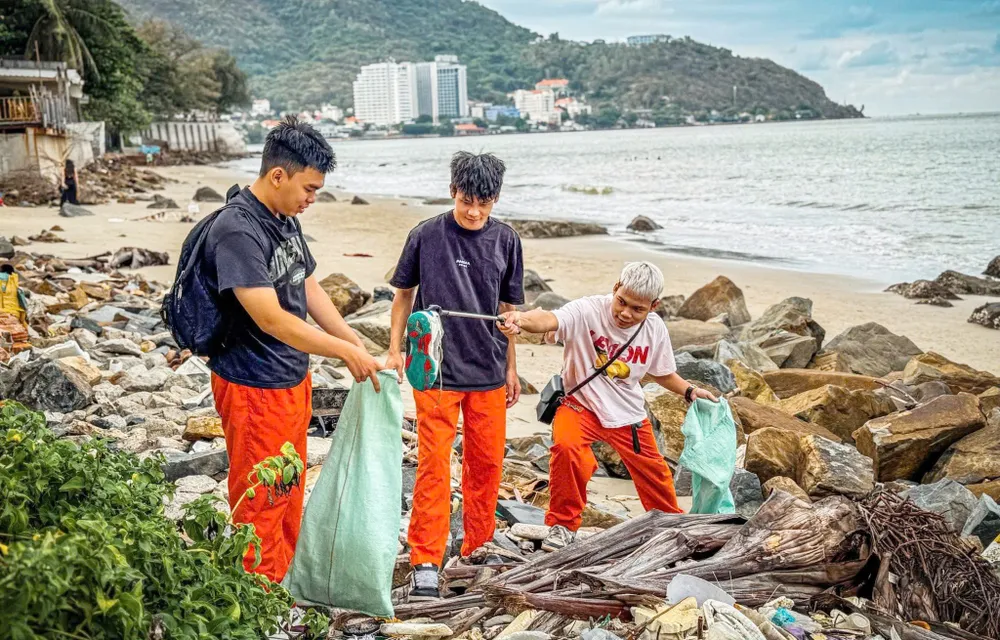Thành viên nhóm Vũng Tàu Xanh dọn rác, bảo vệ môi trường sau buổi thể dục sáng