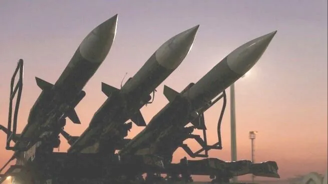 IRGC cho biết đã phóng tên lửa đạn đạo và máy bay không người lái vào các mục tiêu quân sự của Mỹ ở Kuwait và Bahrain. Ảnh: MNA