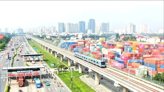 Tuyến Metro số 1 đi qua khu vực cảng Phước Long, phường Thủ Đức, TPHCM. Ảnh: HOÀNG HÙNG