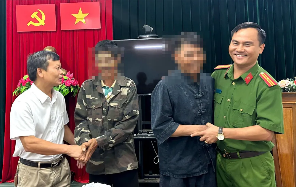Ông Phạm Văn Toán (thứ 2 từ phải qua) tại trụ sở Công an xã Tu Mơ Rông