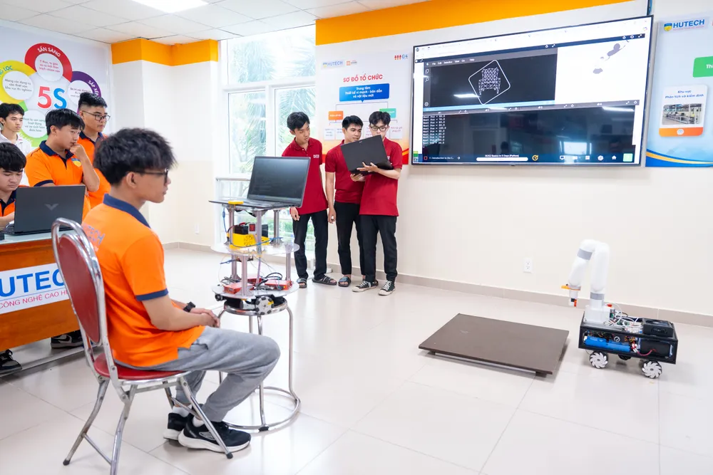 Sinh viên Khoa Điện - điện tử Trường ĐH Công nghệ TPHCM học thực hành vận hành robot.jpg