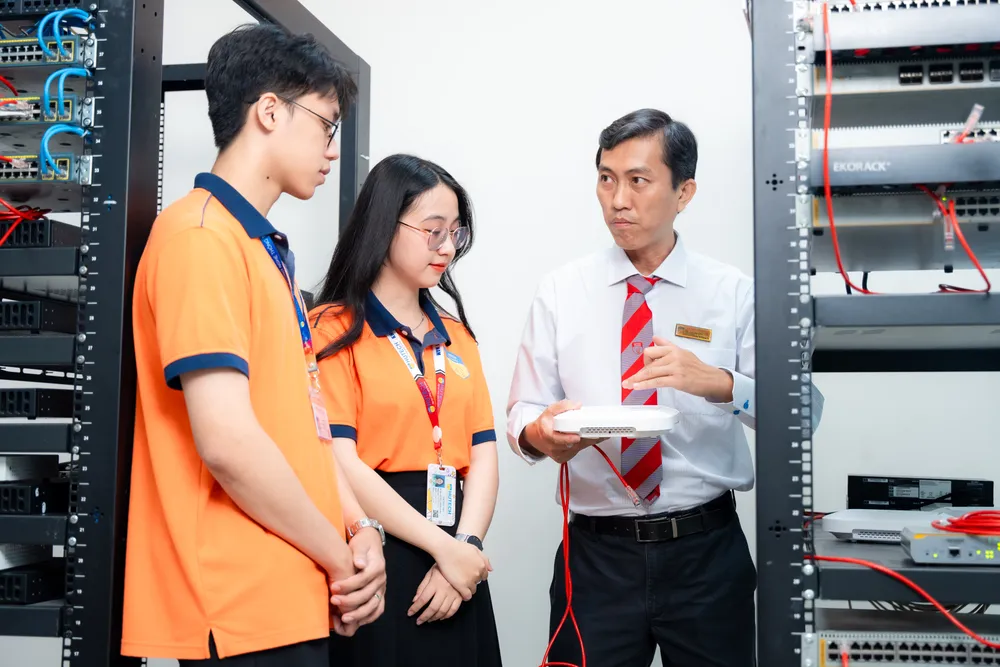 Sinh viên ngành Kỹ thuật điện - điện tử Trường ĐH Công nghệ TPHCM học thực hành cùng giảng viên .jpg