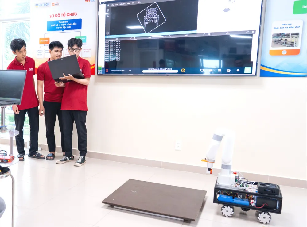 Sinh viên Khoa Điện - điện tử Trường ĐH Công nghệ TPHCM học thực hành vận hành robot.jpg