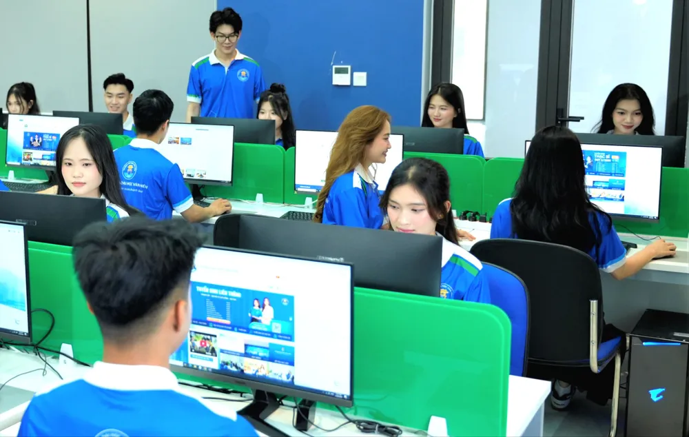 Sinh viên ngành CNTT Trường đH Văn Hiến trong giờ học.jpg