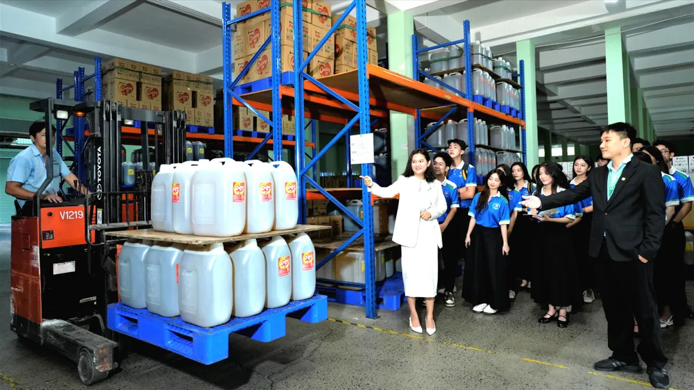 Sinh viên Trường ĐH Văn Hiến học thực hành tại doanh nghiệp.jpg