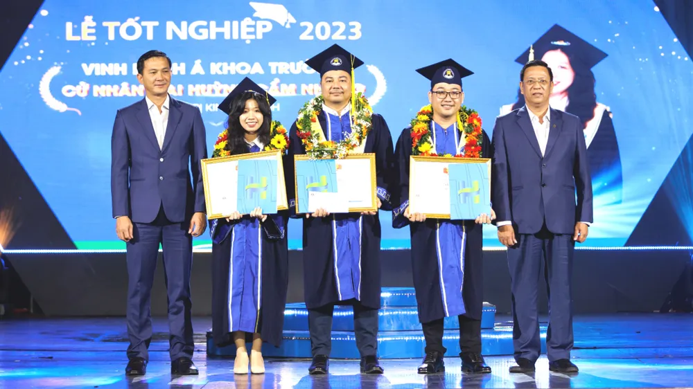 Sinh viên Trường ĐH Văn Hiến nhận bằng tốt nghiệp.jpg