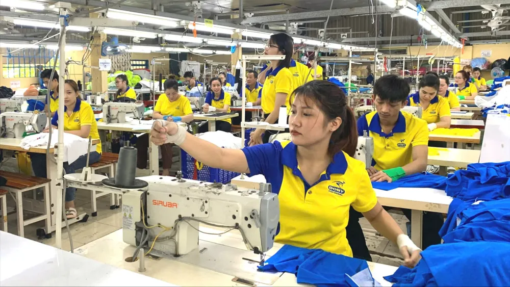 Công nhân Công ty May mặc Dony, xã Vĩnh Lộc A, TPHCM sản xuất hàng hóa cho đơn hàng xuất khẩu