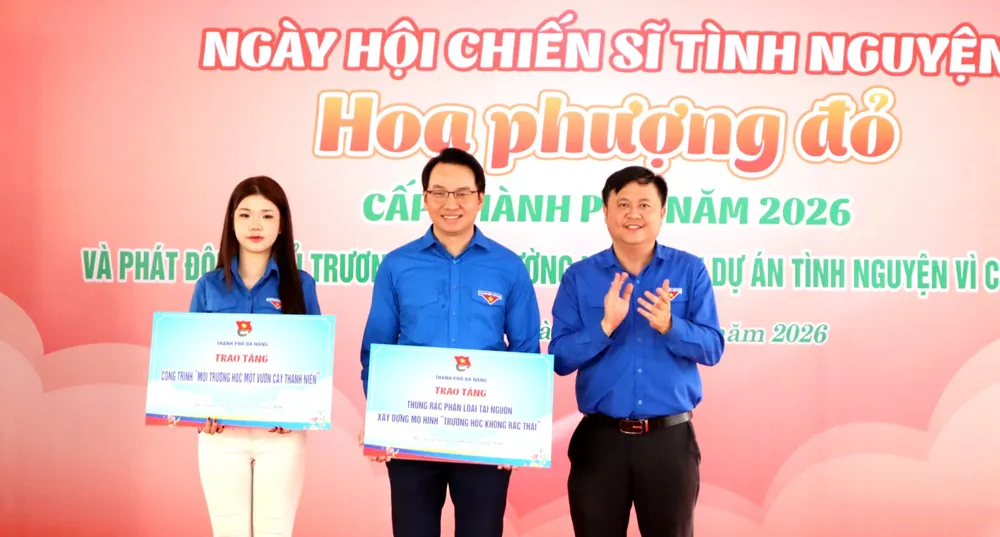 Đại diện Thành Đoàn Đà Nẵng trao tặng công trình “Mỗi trường học một vườn cây thanh niên” và thùng rác phân loại phục vụ mô hình “Trường học không rác thải”