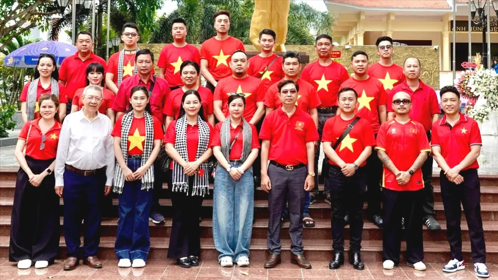 Đoàn Hội Âm nhạc TPHCM tổ chức chuyến đi về nguồn và kết nạp hội viên mới với chủ đề "Theo dấu chân những người anh hùng". Ảnh: THÚY BÌNH