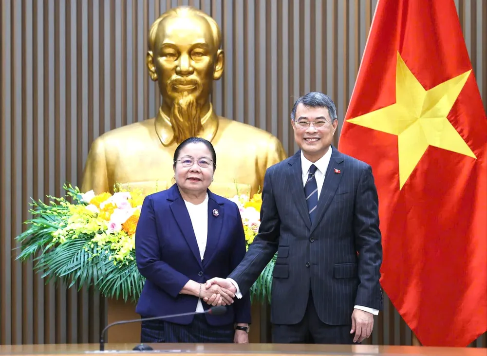 Thủ tướng Lê Minh Hưng tiếp Trưởng Ban Tổ chức Trung ương Đảng Nhân dân Cách mạng Lào Sisay Leudetmounsone, chiều 29-7. Ảnh VIẾT CHUNG.jpg