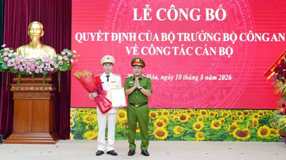 Thượng tướng Nguyễn Văn Long, Thứ trưởng Bộ Công an, trao quyết định đến Đại tá Hoàng Quốc Việt. Ảnh: CÔNG AN THANH HÓA