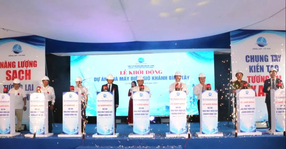 Các đại biểu thực hiện nghi thức khởi động Dự án nhà máy điện gió Khánh Bình Tây