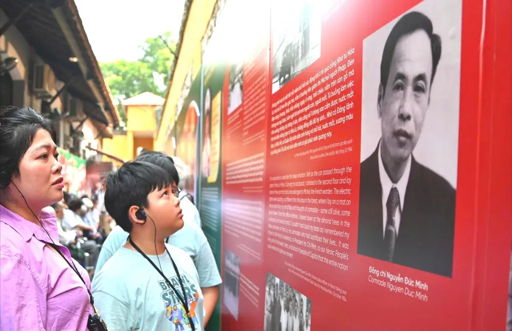 Trưng bày “Tâm son, chí thép” khắc họa khí phách người chiến sĩ công an nhân dân. Ảnh: NAM NGUYỄN
