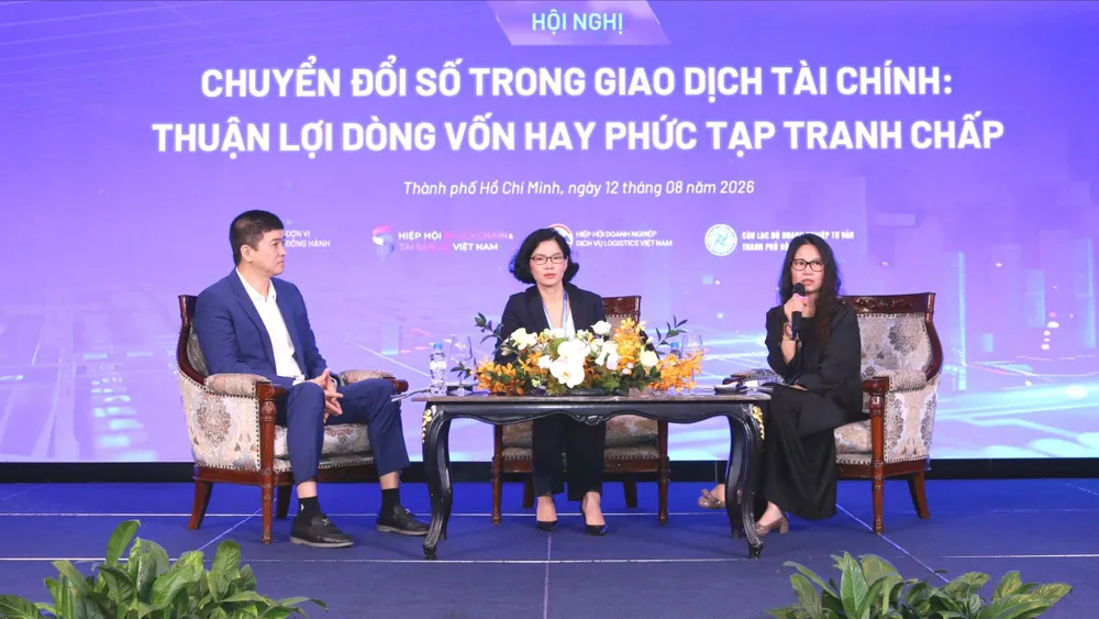 Các diễn giả tham gia phiên thảo luận đầu tiên tại hội nghị. Ảnh: GIA HÂN
