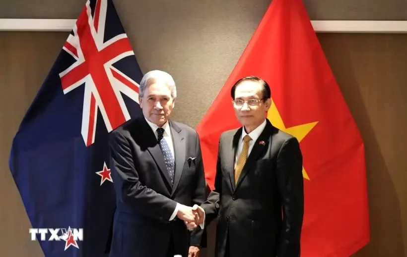 Bộ trưởng Bộ Ngoại giao Lê Hoài Trung và Bộ trưởng Ngoại giao New Zealand Winston Peters. Ảnh: Diệu Linh/TTXVN