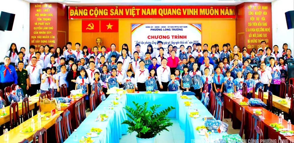 Lanh dao phuong Long Truong